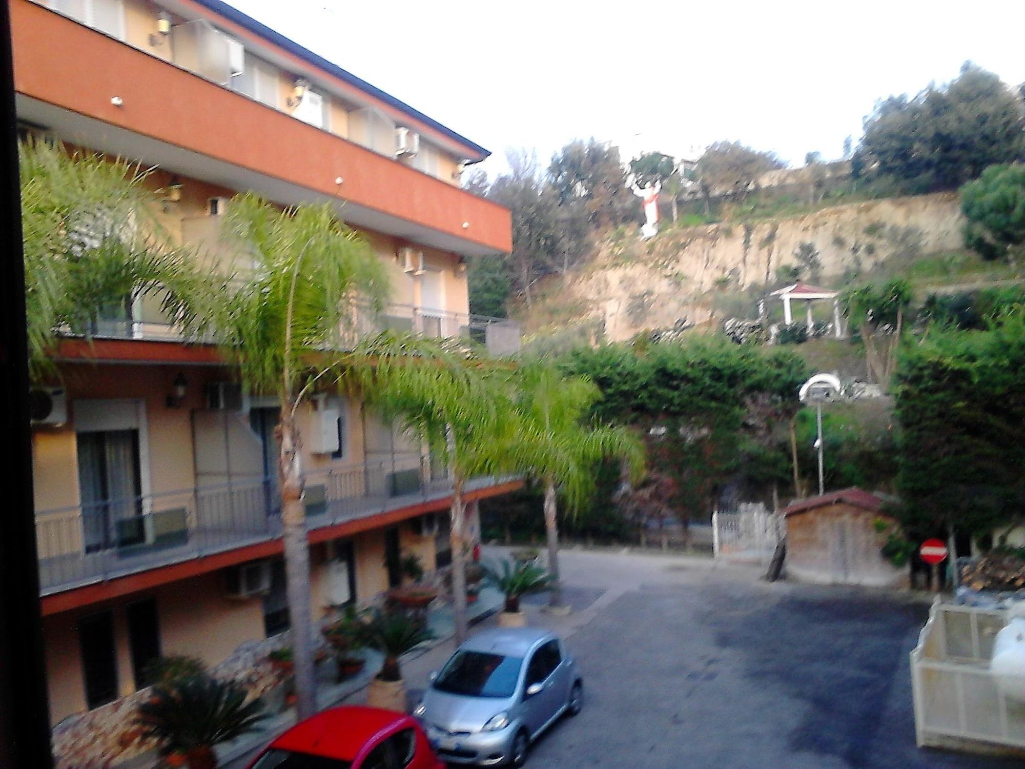 ליקולה Hotel Happy Days מראה חיצוני תמונה